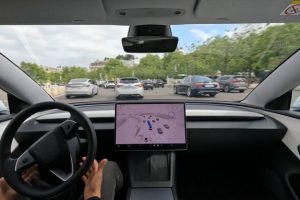 Tesla en conduite autonome FSD dans Paris // Source : capture vidéo Tesla
