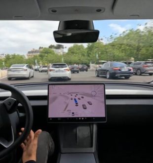 Tesla en conduite autonome FSD dans Paris // Source : capture vidéo Tesla Tesla en conduite autonome FSD dans Paris // Source : capture vidéo Tesla