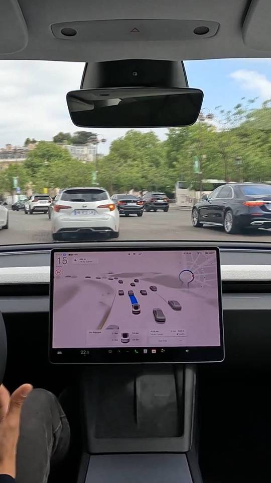 Tesla en conduite autonome FSD dans Paris // Source : capture vidéo Tesla