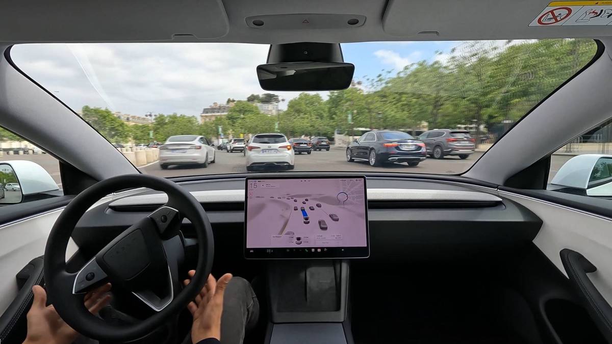Tesla en conduite autonome FSD dans Paris // Source : capture vidéo Tesla Tesla en conduite autonome FSD dans Paris // Source : capture vidéo Tesla