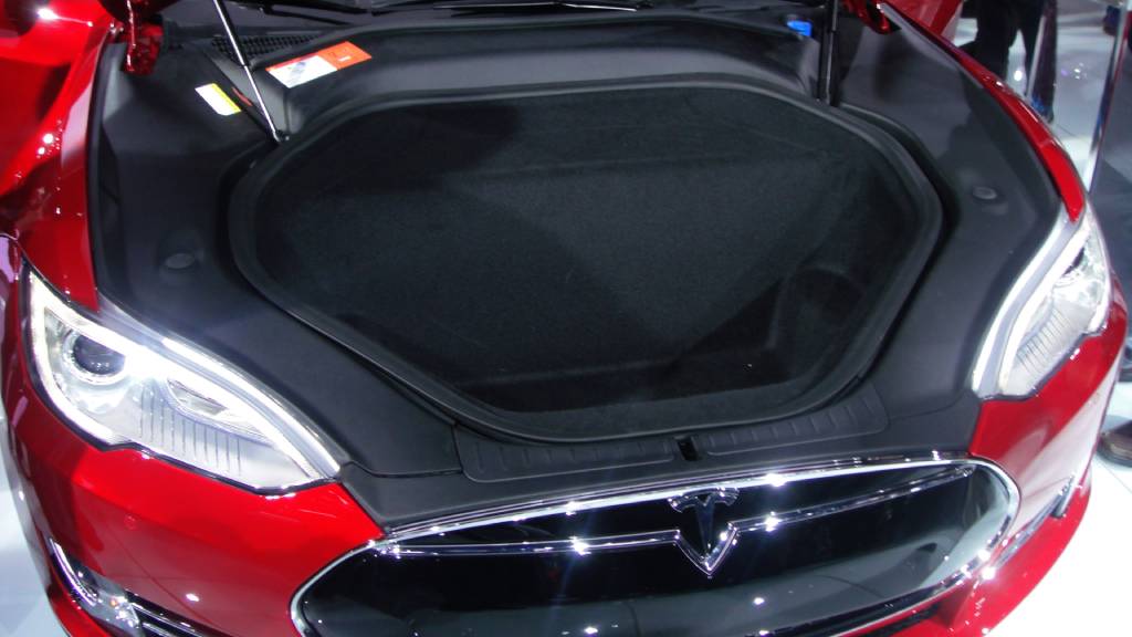 Frunk sur la première Tesla Model S // Source : Yahya S. - Wikimedia Frunk sur la première Tesla Model S // Source : Yahya S. - Wikimedia