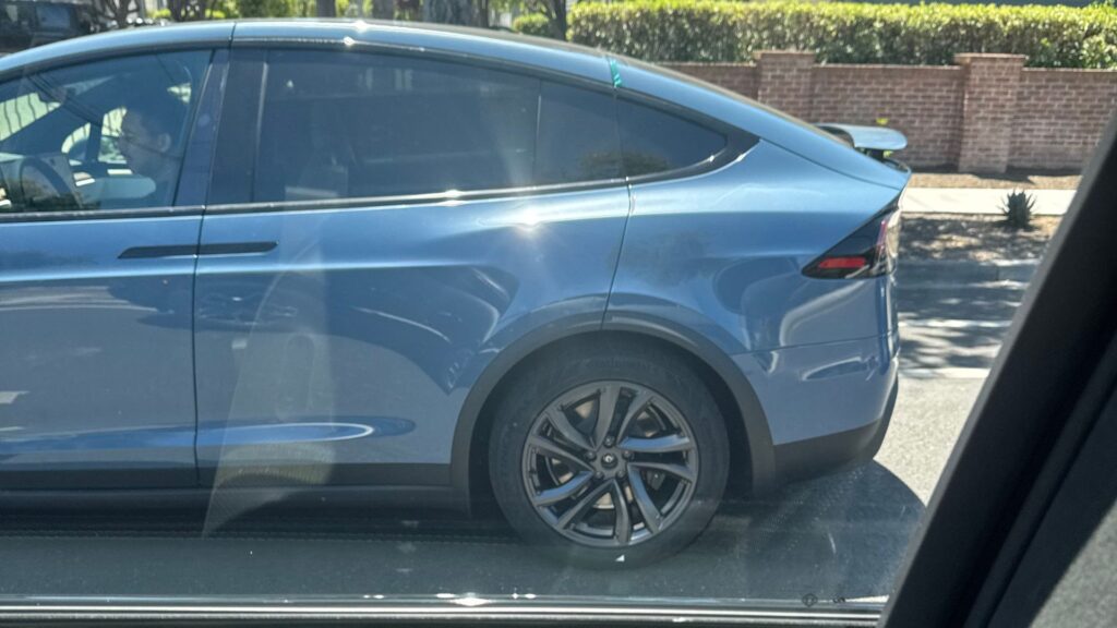 Le Tesla Model X espionné arbore une étonnante peinture bleue  // Source : The Kilowatts via X