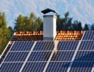 Panneaux solaires sur le toit d'une maison. // Source : Canva Panneaux solaires sur le toit d'une maison. // Source : Canva