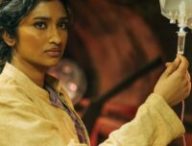 Varada Sethu dans le rôle de Belinda Chandra, dans Doctor Who. // Source : BBC/Disney+ Varada Sethu dans le rôle de Belinda Chandra, dans Doctor Who. // Source : BBC/Disney+