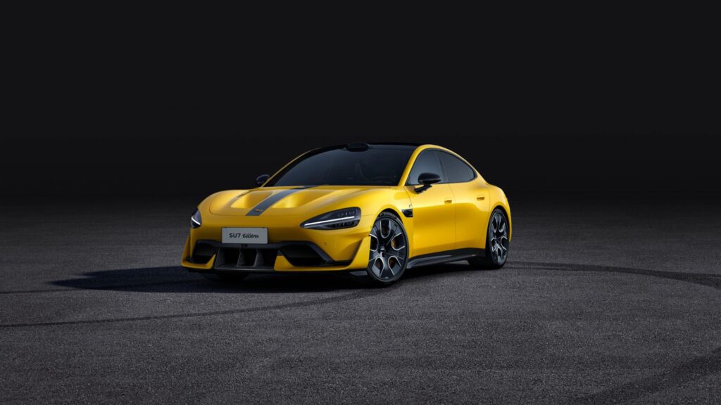 La Xiaomi SU7 Ultra avec le capot optionnel // Source : Xiaomi La Xiaomi SU7 Ultra avec le capot optionnel // Source : Xiaomi