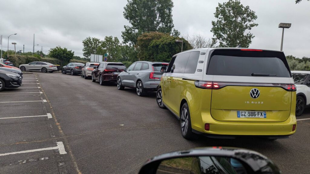 Les grands SUV et familiales en boucle d'essai des e-trophées AMAM // Source : Raphaelle Baut pour Numerama Les grands SUV et familiales en boucle d'essai des e-trophées AMAM // Source : Raphaelle Baut pour Numerama