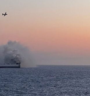 Cargo Morning Midas en feu // Source : U.S. Coast Guard Cargo Morning Midas en feu // Source : U.S. Coast Guard