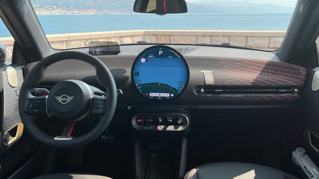 La Mini John Cooper Works E // Source : Robin San Vicente pour Numerama La Mini John Cooper Works E // Source : Robin San Vicente pour Numerama