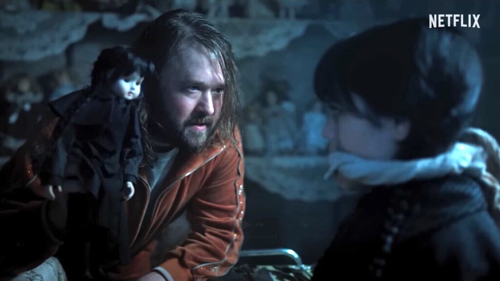 Haley Joel Osment dans la saison 2 de Mercredi // Source : Netflix Haley Joel Osment dans la saison 2 de Mercredi // Source : Netflix
