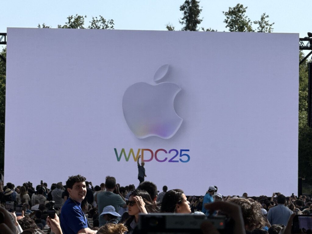 Tim Cook sur la scène de la WWDC devant des centaines de développeurs // Source : Nicolas Lellouche pour Numerama Tim Cook sur la scène de la WWDC devant des centaines de développeurs // Source : Nicolas Lellouche pour Numerama