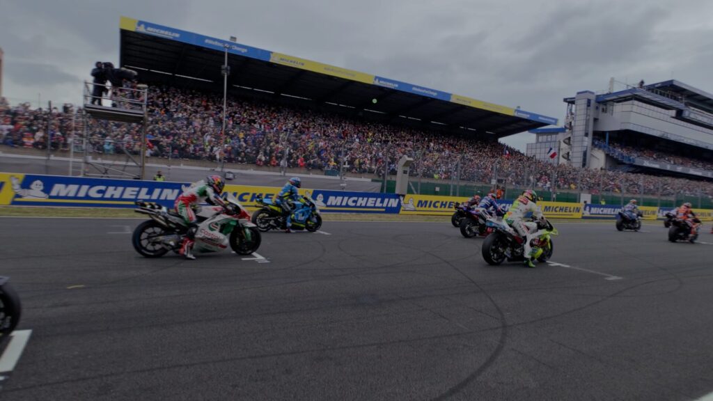 Ce n'est pas impressionnant en 2D, mais on a l'impression d'être sur le circuit, avec une profondeur sur plusieurs dizaines de mètres, avec un Vision Pro.