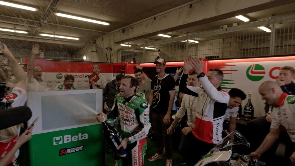 Dans cette scène, Johann Zarco arose le public de champagne. Tous les humains sont en taille réelle, on se croirait dans la pièce.