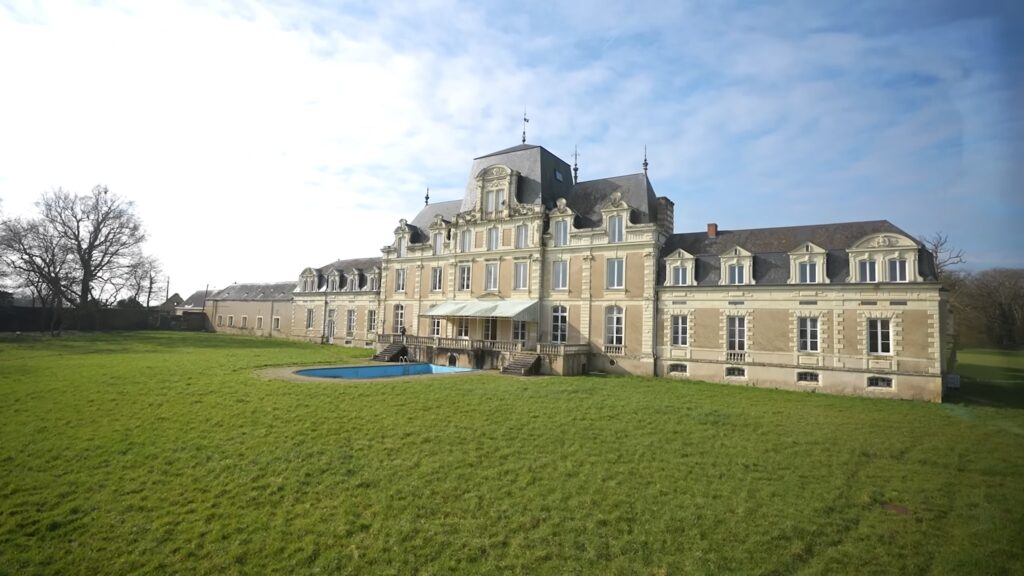 Le deuxième château de Lucien Cupif // Source : Capture Numerama via Lulu ronce de noyer sur YouTube Le deuxième château de Lucien Cupif // Source : Capture Numerama via Lulu ronce de noyer sur YouTube