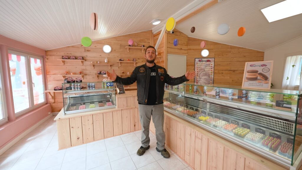 La boutique Les Macarons de Lulu // Source : Capture Numerama via Lulu ronce de noyer sur YouTube La boutique Les Macarons de Lulu // Source : Capture Numerama via Lulu ronce de noyer sur YouTube