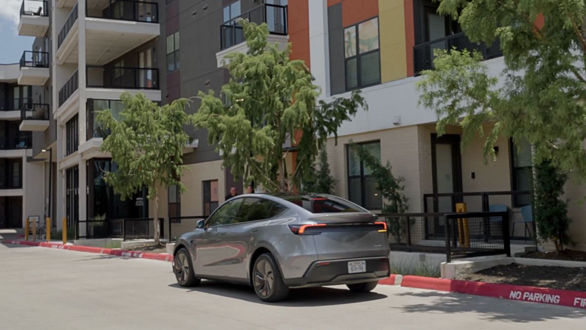 Le premier Tesla Model Y a s'être livré tout seul depuis l'usine // Source : Tesla via X Le premier Tesla Model Y a s'être livré tout seul depuis l'usine // Source : Tesla via X