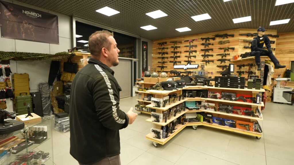 La boutique d'airsoft de Lucien Cupif, Essencial Airsoft // Source : Capture Numerama via Lulu ronce de noyer sur YouTube La boutique d'airsoft de Lucien Cupif, Essencial Airsoft // Source : Capture Numerama via Lulu ronce de noyer sur YouTube
