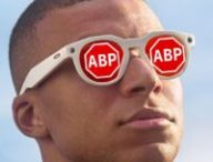 Des Meta Oakley avec des logos Adblock sur les verres // Source : Montage Numerama Des Meta Oakley avec des logos Adblock sur les verres // Source : Montage Numerama