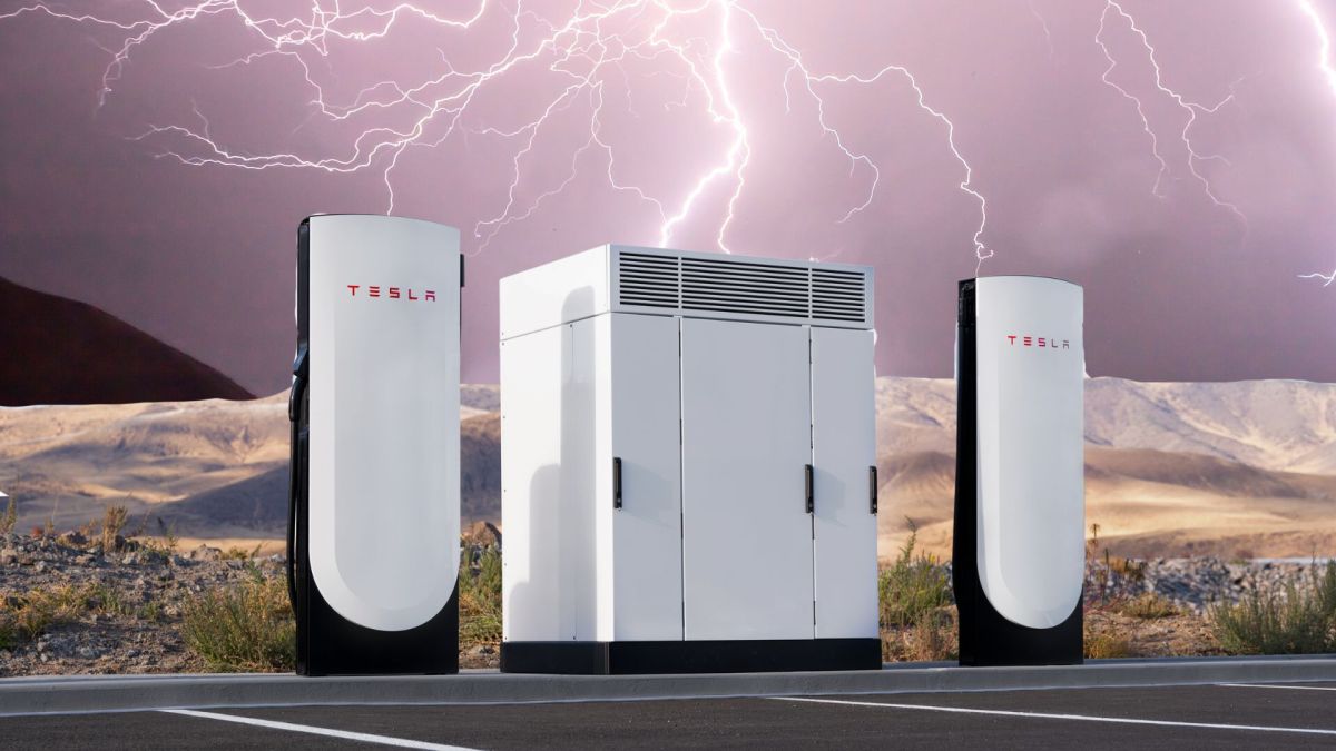 Dangereux de recharger sa voiture électrique pendant un orage ? // Source : Robin San Vicente pour Numerama (montage) Dangereux de recharger sa voiture électrique pendant un orage ? // Source : Robin San Vicente pour Numerama (montage)