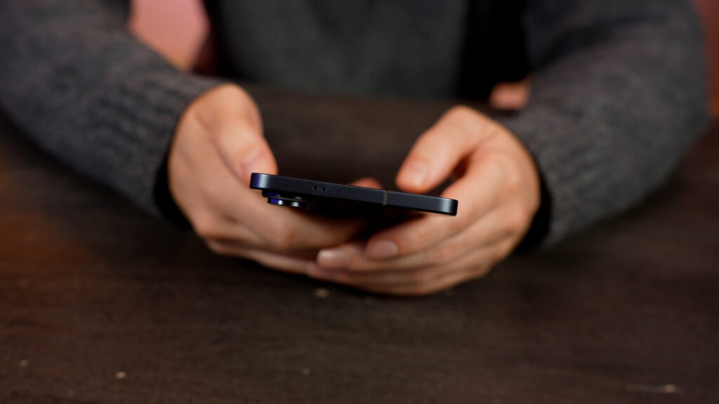 En main, le Galaxy S25 Edge est agréable à tenir. // Source : Alfred Tertrais / Numerama