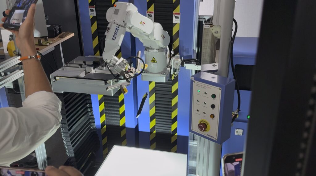Ce bras robotique jette des iPhone au sol en imitant des angles d'humains.