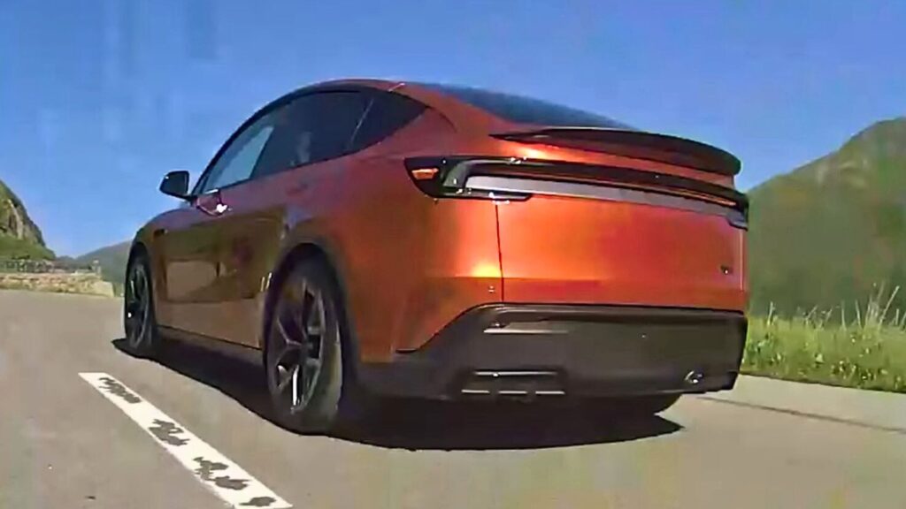 Le nouveau Tesla Model Y Performance surpris sur la route // Source : Nextmove Le nouveau Tesla Model Y Performance surpris sur la route // Source : Nextmove