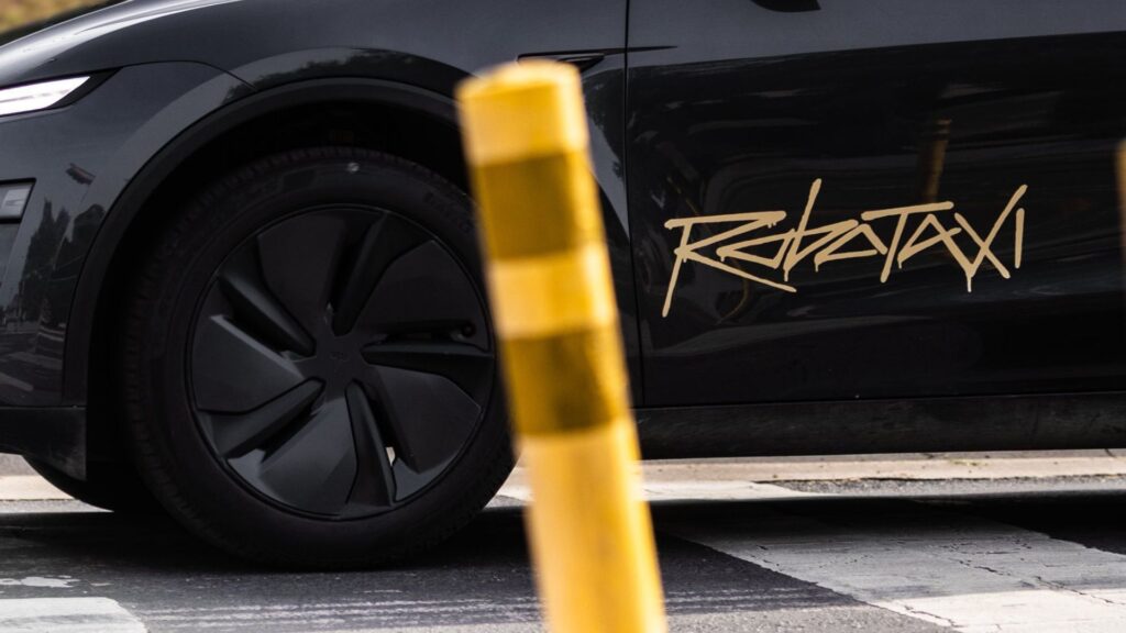 Le Tesla Model Y en version Robotaxi au Texas // Source : Adan Guajardo via X
