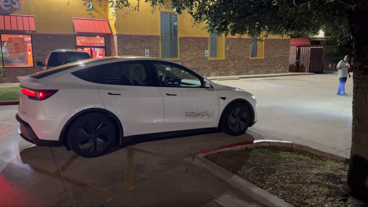 Tesla robotaxi dans les rues d'Austin // Source : Sawyer Merritt sur X Tesla robotaxi dans les rues d'Austin // Source : Sawyer Merritt sur X