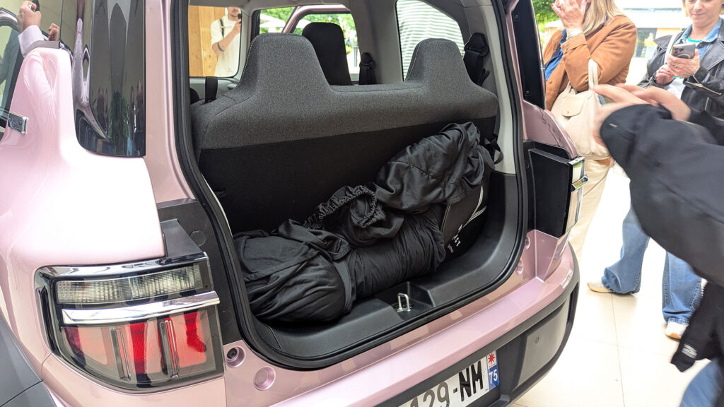 Pas de coffre dans le VF3 sans rabattre la banquette // Source : Raphaelle Baut pour Numerama