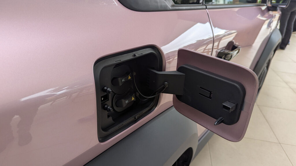 Il y a de la recharge rapide à 12 kW sur le VF3 // Source : Raphaelle Baut pour Numerama