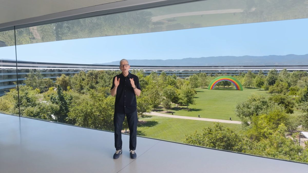 Tim Cook dans l'Apple Park lors de la WWDc 2025 // Source : Apple Tim Cook dans l'Apple Park lors de la WWDc 2025 // Source : Apple