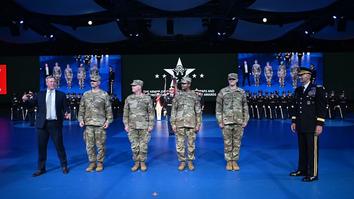 Le secrétaire de l’Armée, Dan Driscoll, s’adresse au public lors d’une cérémonie de mise en service du détachement 201 : le Corps exécutif d’innovation (EIC) de l’Armée, à Conmy Hall, Joint Base Myer-Henderson Hall, en Virginie, le 13 juin 2025. L’EIC de l’Armée est une initiative qui intègre des cadres dirigeants du secteur technologique au service actif au sein de la Réserve de l’Armée. (Photo de l’U.S. Army par Leroy Council) // Domaine public
