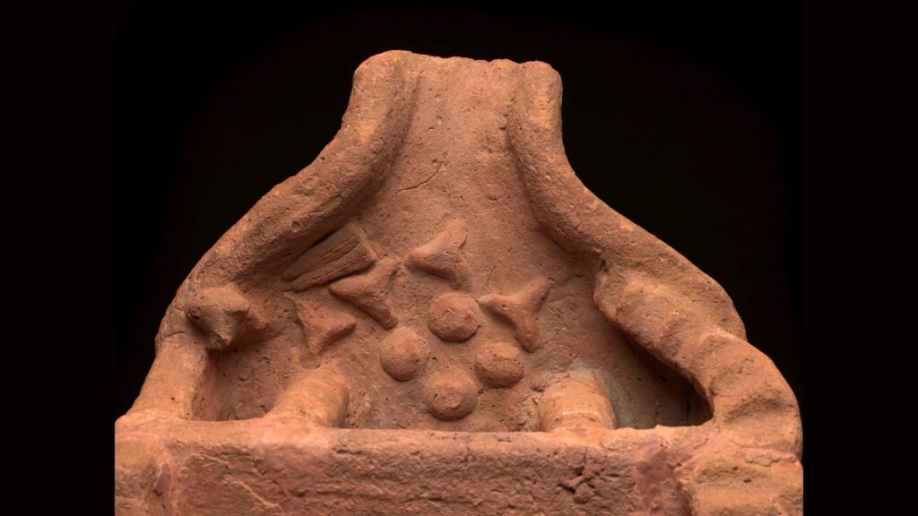 Divers aliments disposés comme offrandes dans l'espace ouvert à l'avant de la maison comprennent des miches de pain rondes et triangulaires, une laitue et une tête de bœuf // Source : The Fitzwilliam Museum/University of Cambridge Divers aliments disposés comme offrandes dans l'espace ouvert à l'avant de la maison comprennent des miches de pain rondes et triangulaires, une laitue et une tête de bœuf // Source : The Fitzwilliam Museum/University of Cambridge