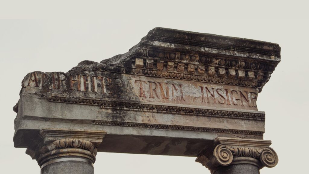 Un exemple de gravure latine sur un monument en Sicile // Source : Pexels-Anton Ivanov Un exemple de gravure latine sur un monument en Sicile // Source : Pexels-Anton Ivanov