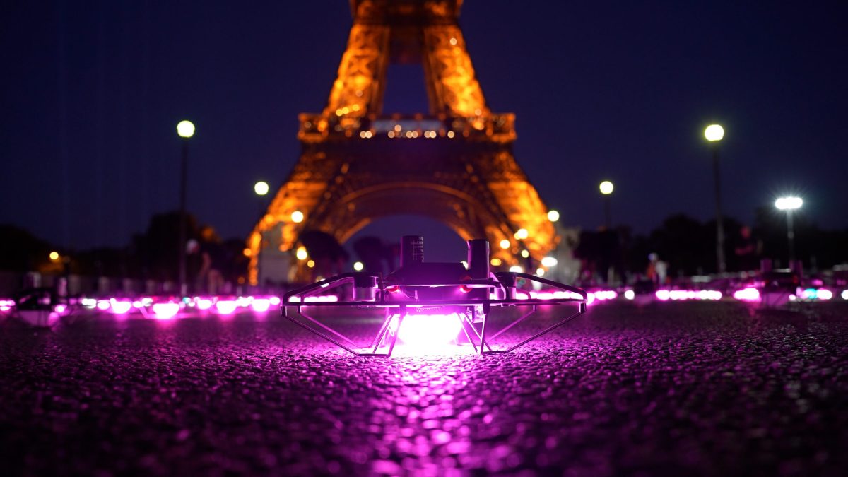 Un drone du 14 juillet à la Tour Eiffel. // Source : Numerama Un drone du 14 juillet à la Tour Eiffel. // Source : Numerama