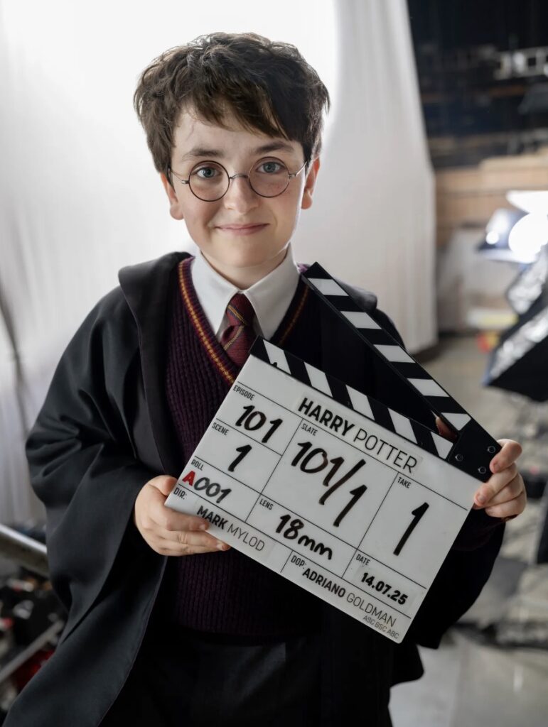Dominic McLaughlin dans le rôle d'Harry Potter // Source : Aidan Monaghan/HBO