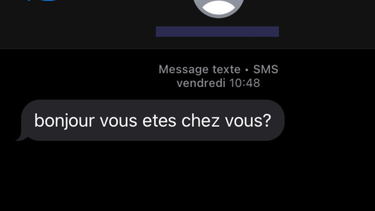 Vous avez reçu le SMS : « Bonjour, vous êtes chez vous » ? Prenez le temps de le signaler ! // Source : Montage Numerama Vous avez reçu le SMS : « Bonjour, vous êtes chez vous » ? Prenez le temps de le signaler ! // Source : Montage Numerama