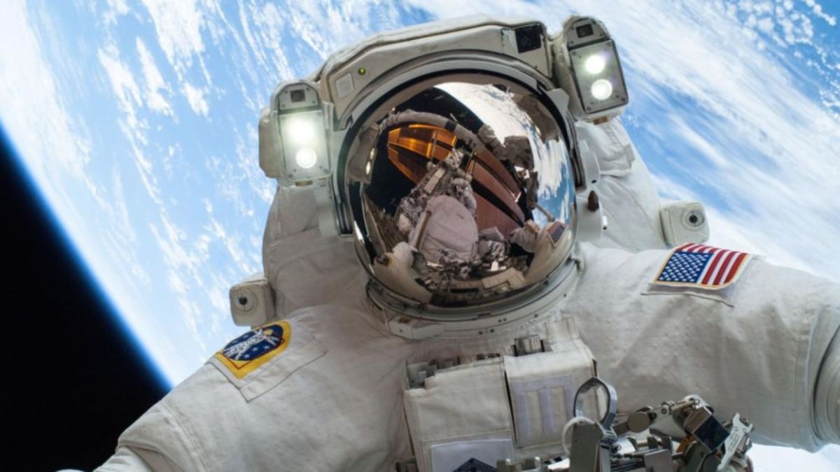 Astronaute dans l'espace, crétion Netflix  // Source : Netlix-Compte X