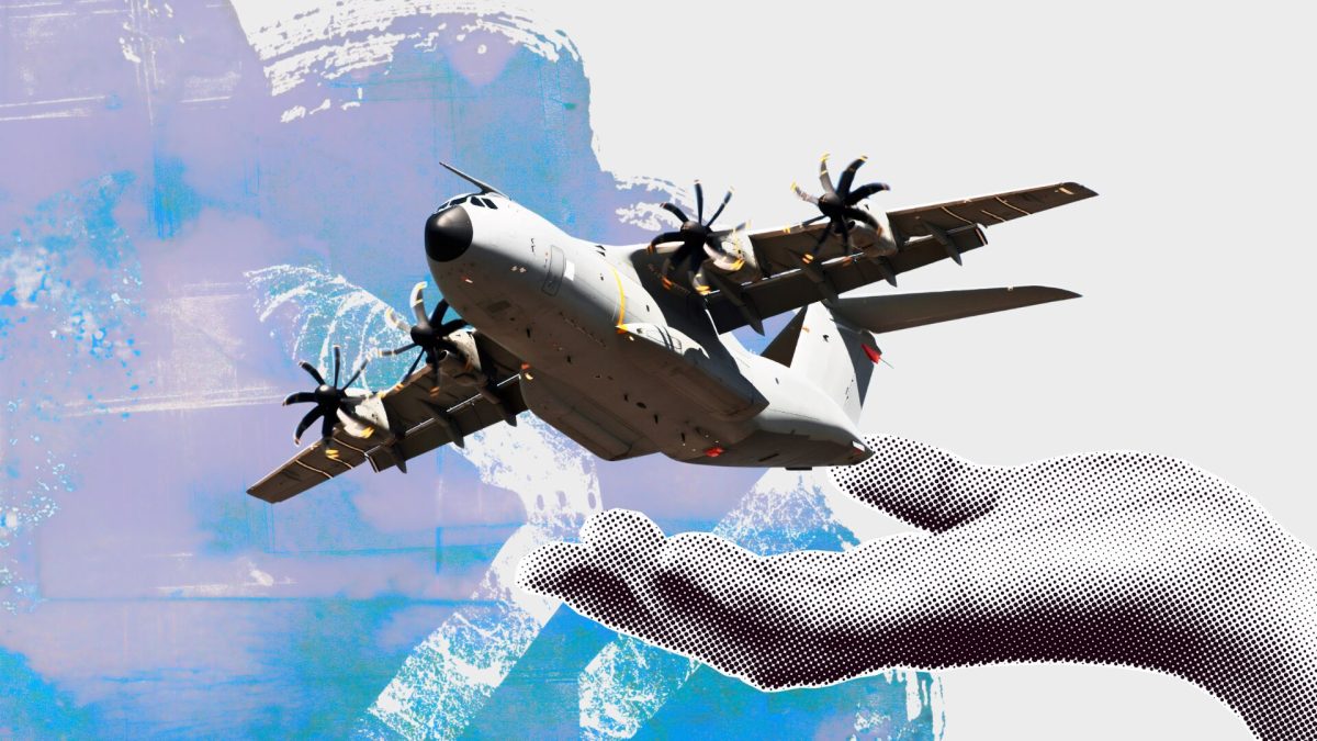 Airbus prépare l’A400M à devenir le « vaisseau mère » des drones de combat // Source : Montage Numerama Airbus prépare l’A400M à devenir le « vaisseau mère » des drones de combat // Source : Montage Numerama