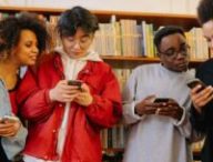 Élèves qui consultent leurs smartphones. // Source : Canva