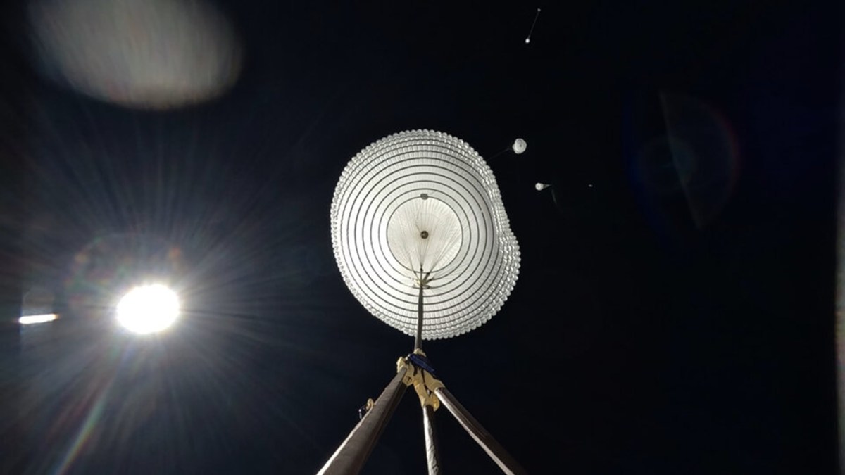 Déploiement des parachutes d'ExoMars sur Terre. Source : ESA Déploiement des parachutes d'ExoMars sur Terre. Source : ESA
