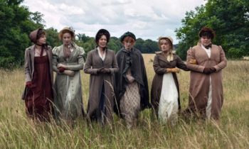 La famille Bennet (presque) au grand complet dans Orgueil et Préjugés // Source : Netflix La famille Bennet (presque) au grand complet dans Orgueil et Préjugés // Source : Netflix