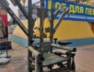 Le Trône de Fer en face de l'hôtel de ville de Kharkiv, en vrai matériel militaire, orné d'un trident ukrainien et d'une insulte envers Vladimir Poutine. Le Trône de Fer en face de l'hôtel de ville de Kharkiv, en vrai matériel militaire, orné d'un trident ukrainien et d'une insulte envers Vladimir Poutine.