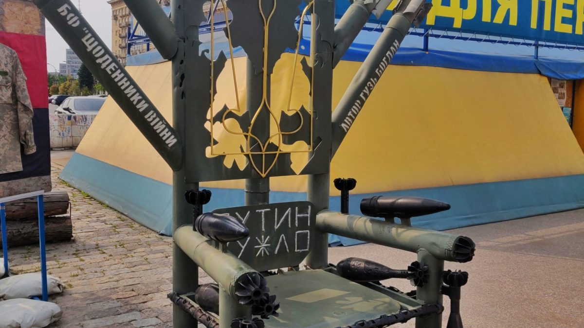 Le Trône de Fer en face de l'hôtel de ville de Kharkiv, en vrai matériel militaire, orné d'un trident ukrainien et d'une insulte envers Vladimir Poutine. Le Trône de Fer en face de l'hôtel de ville de Kharkiv, en vrai matériel militaire, orné d'un trident ukrainien et d'une insulte envers Vladimir Poutine.