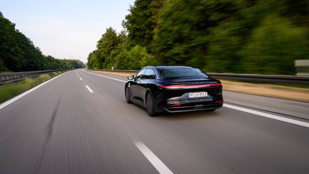 Lucid Air Grand Touring sur autoroute // Source : Lucid
