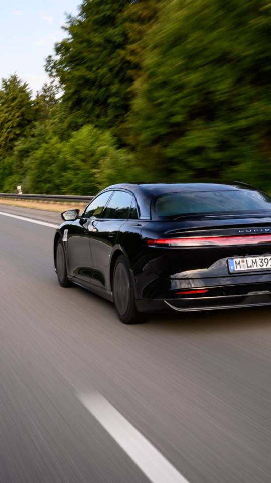 Lucid Air Grand Touring sur autoroute // Source : Lucid Lucid Air Grand Touring sur autoroute // Source : Lucid