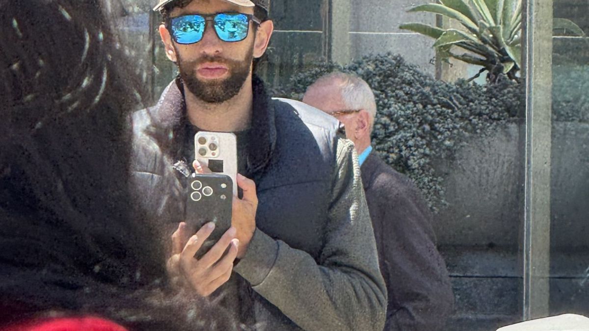 Une photo de ce qui serait un iPhone 17 Pro en développement // Source : Skyfops via X Une photo de ce qui serait un iPhone 17 Pro en développement // Source : Skyfops via X