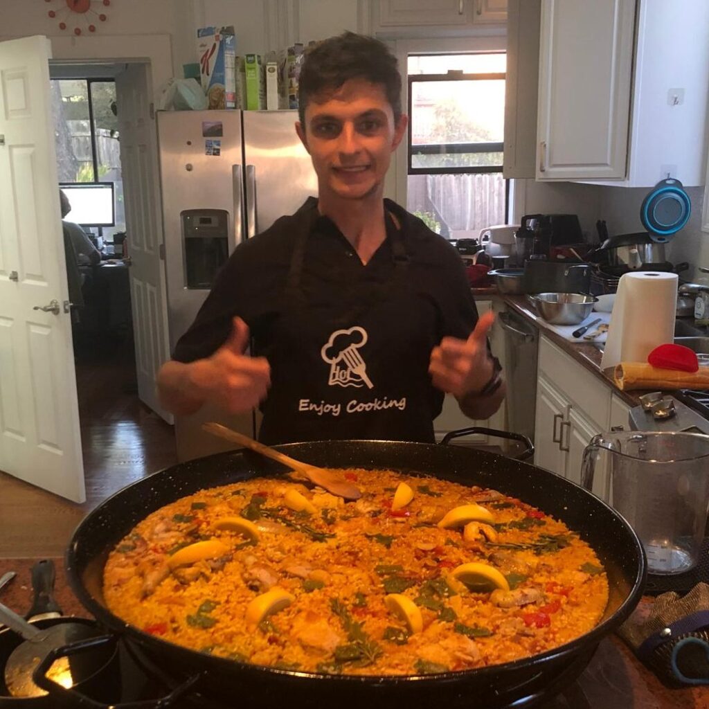 Alfonso Gómez-Jordana Mañas et sa fameuse paella // Source : Alfonso Gómez-Jordana Mañas via X