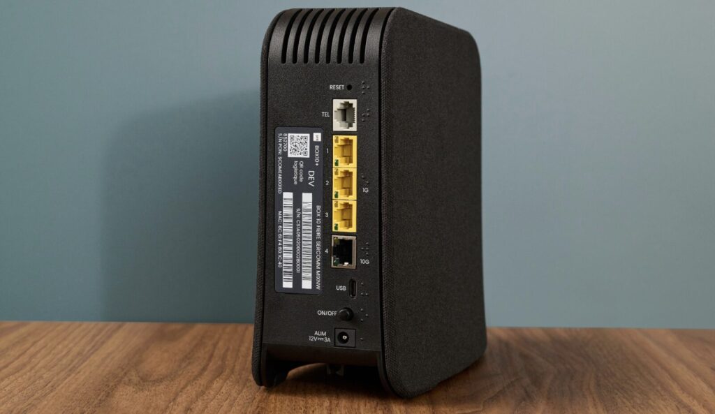 L'arrière de la SFR Box 10+. L'arrière de la SFR Box 10+.
