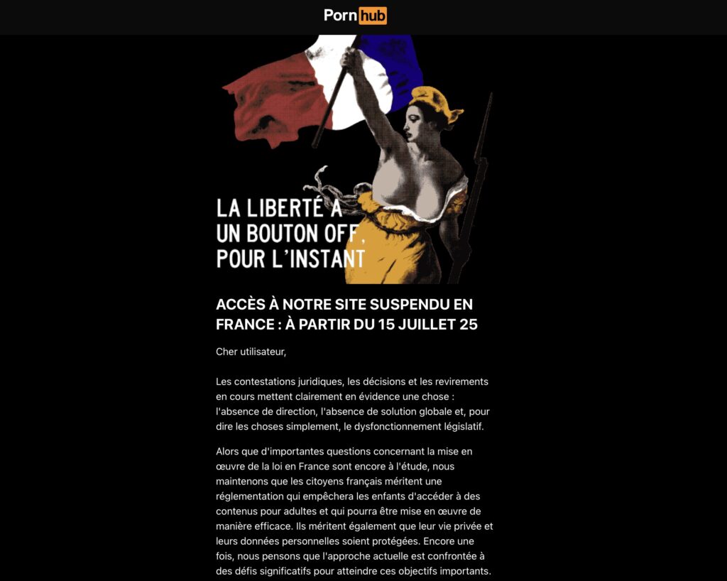 En page d'accueil, Pornhub proteste de nouveau contre le gouvernement français depuis le 15 juillet. Le site utilise l'image de Marianne.