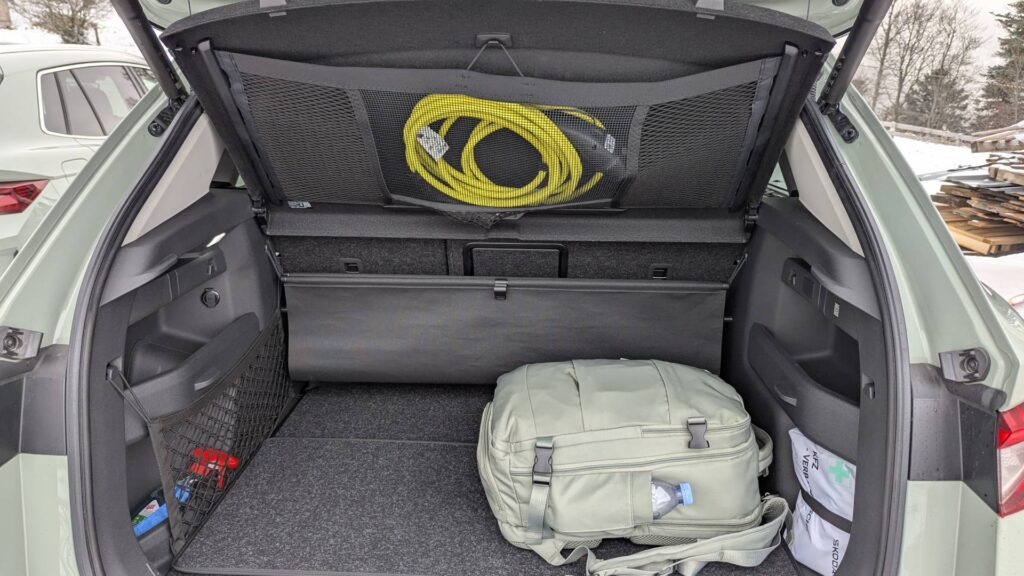 Coffre du Skoda Elroq avec son filet pour câble de recharge // Source : Raphaelle Baut pour Numerama